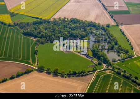 Aus der Vogelperspektive, Capellen Gutshof, alte Teiche und Laubwald auf Capellen Gutshof, ehemaliges Kloster Schillingskapellen, Wiesen und Felder, Swisttal, Rh Stockfoto