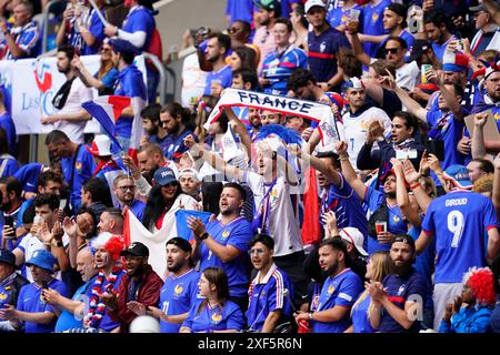 Düsseldorf, Deutschland. Juli 2024. Frankreich-Fans spielten beim Spiel der UEFA Euro 2024 zwischen Frankreich und Belgien im Achtelfinale am 1. Juli 2024 in der Düsseldorfer Arena. (Foto: Sergio Ruiz/PRESSINPHOTO) Credit: PRESSINPHOTO SPORTS AGENCY/Alamy Live News Stockfoto