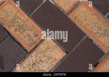 Draufsicht von Ziegeln in Fischgrätenmuster Stockfoto