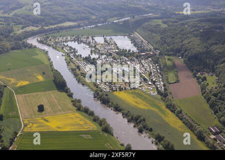 Aus der Vogelperspektive, Campingplatz Feuerland an der Weser, Badesee und Weserradweg im Lipper Bergland, Vlotho, Ostwestfalen, Nordrhein Stockfoto