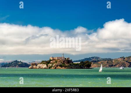 Alcatraz Island an sonnigem Tag in San Francisco Bay, Kalifornien, Stockfoto