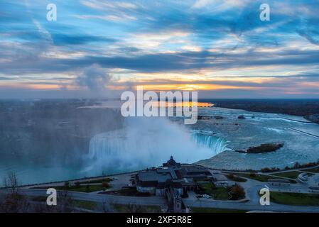 Wunderschöner Blick aus der Vogelperspektive auf den Horseshoe Wasserfall, Niagara Falls bei Sonnenaufgang, Kanada Stockfoto