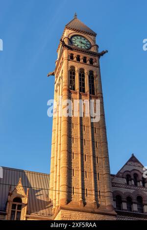 Uhrenturm in der Altstadt von Toronto bei Sonnenuntergang, Toronto, Kanada. Stockfoto