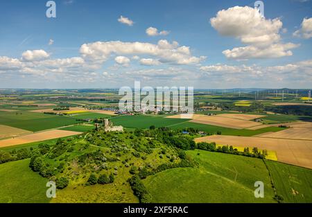 Aus der Vogelperspektive, Schloss Desenberg auf einem Vulkankegel, historischer Anblick, Ruinen einer Burg auf einem Hügel in der Warburg Börde, Fernsicht und Windräder, da Stockfoto