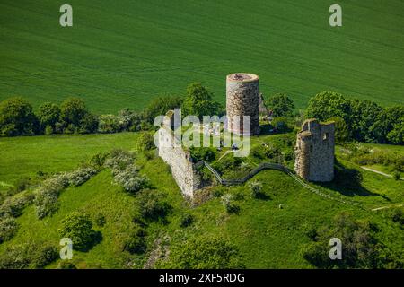 Aus der Vogelperspektive, Schloss Desenberg auf einem Vulkankegel, historische Sehenswürdigkeit, Ruinen einer Burg auf einem Hügel in der Warburg Börde, Besucher auf der Aussichtsplattform, Stockfoto