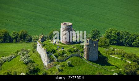 Aus der Vogelperspektive, Schloss Desenberg auf einem Vulkankegel, historische Sehenswürdigkeit, Ruinen einer Burg auf einem Hügel in der Warburg Börde, Besucher auf der Aussichtsplattform, Stockfoto