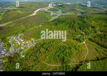 Aus der Vogelperspektive, hügeliges Landschaftswaldgebiet mit Waldschäden, Weltkriegsdenkmal im Wald und Burgbergfriedhof Eisern, im Hintergrund Villa Stockfoto