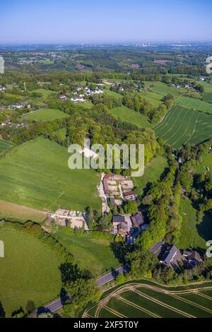 Luftaufnahme, Schmalenbeck Bauernhof, Häuser und Ställe, Wiesen und Felder mit Fernsicht, Esborner Straße, Esborn, Wetter, Ruhrgebiet, Nordrhein-West Stockfoto