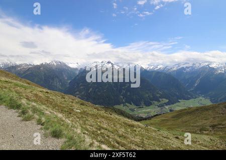 Panoramablick auf die Hohen Tauern und die Großvenediger Gruppe Stockfoto