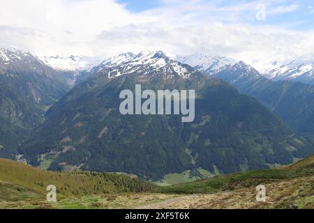 Direkter Blick auf den Großvenediger in den Gebirgszügen der Hohen Tauern, Weitwinkelblick Stockfoto