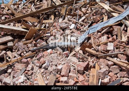 Ziegelsteine und Trümmer vom Abriss des Gebäudes Stockfoto