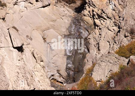 Trockener Wasserfall in den Bergen in der Nähe des Flusses. Lahich. Ismailly. Aserbaidschan. Stockfoto