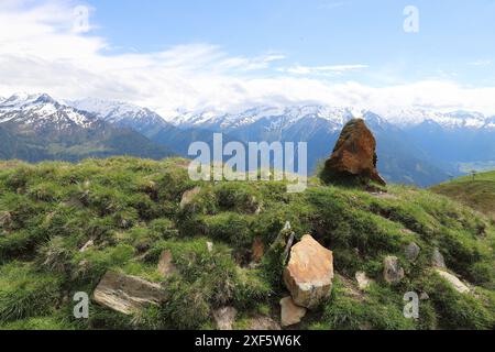 Blick vom Wildkogel auf die zum Teil noch schneebedeckten Berggipfel der Hohen Tauern in Österreich, Weitwinkelansicht Stockfoto