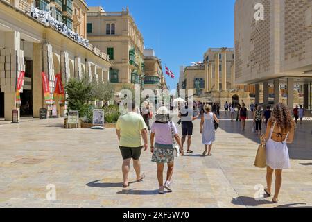 Valletta, Malta - 3. August 2023: Menschen gehen am maltesischen Parlamentsgebäude im Stadtzentrum vorbei Stockfoto