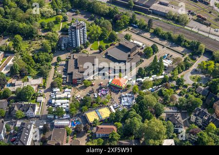 Luftansicht, Himmelfahrtsmesse in der Berger Straße am Saalbau Witten, Parkhotel Hochhaus, Karussell und Stände, Witten, Ruhrgebiet, Nordrhein-Westfalen, Ge Stockfoto