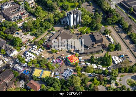 Luftansicht, Himmelfahrtsmesse in der Berger Straße am Saalbau Witten, Parkhotel Hochhaus, Karussell und Stände, Witten, Ruhrgebiet, Nordrhein-Westfalen, Ge Stockfoto