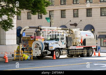 Washington DC, USA - 30. Mai 2024: Vakuumfahrzeug wird von einem Wartungspersonal auf einer Straße in der Innenstadt von Washington DC eingesetzt Stockfoto