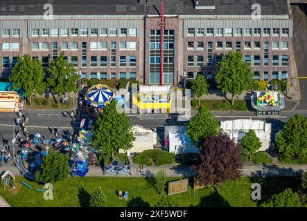 Luftaufnahme, Himmelfahrtskirmes an der Ruhrstraße am Gebäude der Sparkasse Witten Zentrale, Karussell und Stände, Witten, Ruhrgebiet, Nord Stockfoto