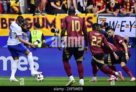 Düsseldorf, Deutschland. Juli 2024. Der Franzose Kylian Mbappe und der Belgier Jeremy Doku wurden während eines Fußballspiels zwischen Frankreich und der belgischen Fußballnationalmannschaft Red Devils am Montag, dem 1. Juli 2024 in Düsseldorf, dem Achtelfinale der UEFA Euro 2024, in Aktion gestellt. BELGA FOTO DIRK WAEM Credit: Belga News Agency/Alamy Live News Stockfoto