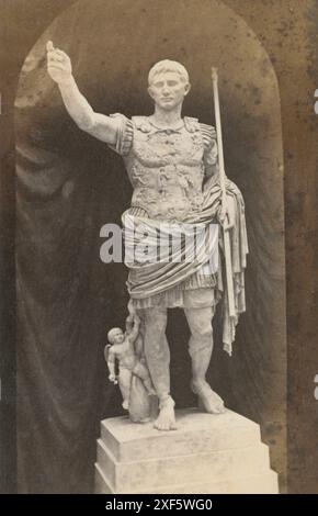 Antike ca. 1867 carte de Visite Fotografie, Skulptur von Gaius Julius Caesar Augustus, dem ersten römischen Kaiser. Der Augustus von Prima Porta ist eine Porträtstatue in voller Länge, die 1863 bei archäologischen Ausgrabungen entdeckt wurde. QUELLE: ORIGINAL-CDV Stockfoto