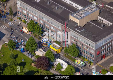 Luftaufnahme, Himmelfahrtskirmes an der Ruhrstraße am Gebäude der Sparkasse Witten Zentrale, Karussell und Stände, Witten, Ruhrgebiet, Nord Stockfoto