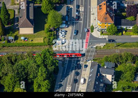 Luftaufnahme, Bahnübergang Ziegelstraße und Pferdebachstraße mit S-Bahn, Sonnenschein, Witten, Ruhrgebiet, Nordrhein-Westfalen, Deutschland, Aeri Stockfoto