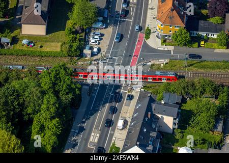 Luftaufnahme, Bahnübergang Ziegelstraße und Pferdebachstraße mit S-Bahn, Sonnenschein, Witten, Ruhrgebiet, Nordrhein-Westfalen, Deutschland, Aeri Stockfoto