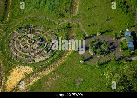 Luftaufnahme, Gärten der Gemeinschaft, Spiralkräuterspirale Heilkräuterspirale am Christopherus-Hof, Annen, Witten, Ruhrgebiet, Nordrhein-Westfalen, Ge Stockfoto