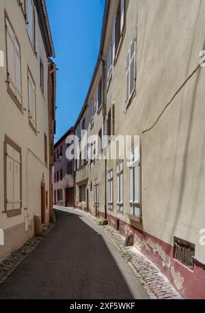 Selestat, Frankreich - 25.06.2024: Blick auf eine typisch bunte elsässische Straße Stockfoto