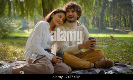 Glückliche lächelnde Familie sorgloses multiethnisches Paar in Liebe Hispanic Frau weibliche indische arabische Mann männlich genießt Kaffee romantische Verabredung. Freundin Stockfoto