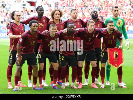 Düsseldorf, Deutschland. Juli 2024. Fußball, UEFA Euro 2024, Europameisterschaft, Frankreich - Belgien, Endrunde, Achtelfinale, Düsseldorf Arena, Belgiens Spieler Arthur Theate (zurück, l-r), Amadou Onana, Wout Faes, Jan Vertonghen, Romelu Lukaku, Torhüter Koen Casteels; (vorn, l-r) Lois Openda, Timothy Castagne, Jérémy Doku, Kevin de Bruyne und Yannick Carrasco stehen für das Teamfoto an. Quelle: Rolf Vennenbernd/dpa/Alamy Live News Stockfoto