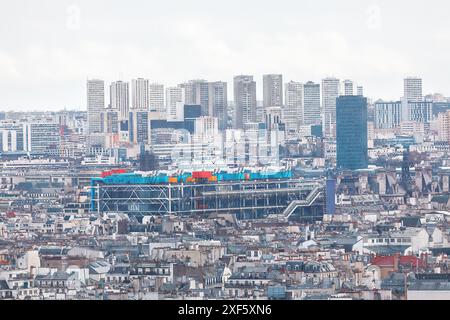 Paris ist die Hauptstadt und die bevölkerungsreichste Stadt Frankreichs. Geschäftige Stadtlandschaft mit zahlreichen Wolkenkratzern Stockfoto