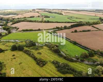 Eine Drohnenansicht der sanften Landschaft in Dorset England Stockfoto