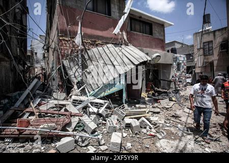 Tulkarm, Palästina. Juli 2024. Palästinensische Feuerwehrleute löschen das Feuer in einem Haus einer palästinensischen Familie, nachdem es von israelischen Besatzungskräften gesprengt wurde, als sie das palästinensische Flüchtlingslager Nour Shams östlich von Tulkarm im besetzten Westjordanland stürmten. Das palästinensische Gesundheitsministerium sagte, dass ein Mädchen zum Märtyrertod wurde. Er ist 40 Jahre alt und hat ein 15-jähriges Kind. Eine israelische Militäroperation im Lager Nour Shams auf der Suche nach palästinensischen Aktivisten, die mit den palästinensischen Widerstandsbrigaden verbunden sind. Quelle: SOPA Images Limited/Alamy Live News Stockfoto