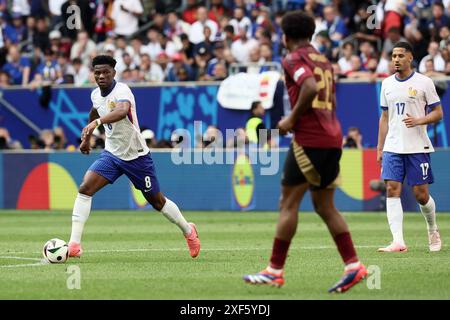 Düsseldorf, Deutschland. Juli 2024. Frankreichs Aurelien Tchouameni, Belgiers Lois Openda und Frankreichs William Saliba, die während eines Fußballspiels zwischen Frankreich und der belgischen Fußballnationalmannschaft Red Devils am Montag, dem 1. Juli 2024 in Düsseldorf, dem Achtelfinale der UEFA Euro 2024, dargestellt wurden. BELGA FOTO DIRK WAEM Credit: Belga News Agency/Alamy Live News Stockfoto