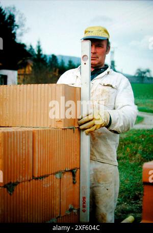 mason baut eine Ziegelmauer, Bauarbeiten auf einer Baustelle mason baut eine Ziegelmauer Stockfoto