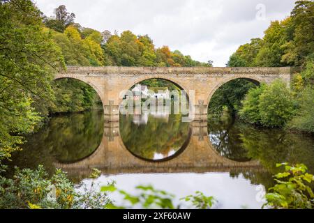 Prebends Bridge, eine alte Steinbogenbrücke über den Fluss Wear im Zentrum von Durham, England, Großbritannien Stockfoto