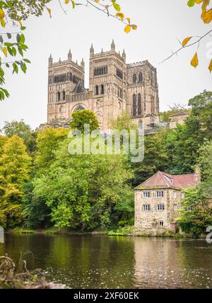 Die Kathedrale von Durham vom Fluss Wear aus gesehen, Durham, England, Großbritannien Stockfoto