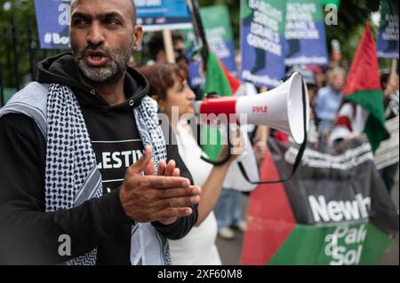 London, Großbritannien. Juli 2024. Ein Demonstrant nimmt an der Demonstration Teil. Pro-palästinensische Aktivisten fordern Wimbledon auf, Barclays wegen der finanziellen Beziehungen des Unternehmens zu Israel „fallen zu lassen“. Quelle: SOPA Images Limited/Alamy Live News Stockfoto