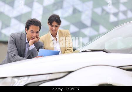 Kaufmann und Kauffrau mit Tablette Parken Business Center. San Sebastian Technology Park. Donostia. Gipuzkoa. Baskenland. Spanien. Stockfoto