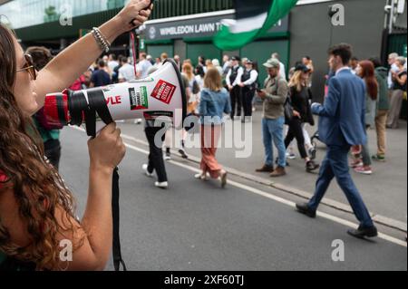 London, Großbritannien. Juli 2024. Ein Demonstrant singt während der Demonstration Slogans. Pro-palästinensische Aktivisten fordern Wimbledon auf, Barclays wegen der finanziellen Beziehungen des Unternehmens zu Israel „fallen zu lassen“. Quelle: SOPA Images Limited/Alamy Live News Stockfoto