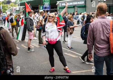 London, Großbritannien. Juli 2024. Die unabhängige Kandidatin für Wimbledon Amy Lynch tritt bei der Demonstration bei. Pro-palästinensische Aktivisten fordern Wimbledon auf, Barclays wegen der finanziellen Beziehungen des Unternehmens zu Israel „fallen zu lassen“. Quelle: SOPA Images Limited/Alamy Live News Stockfoto