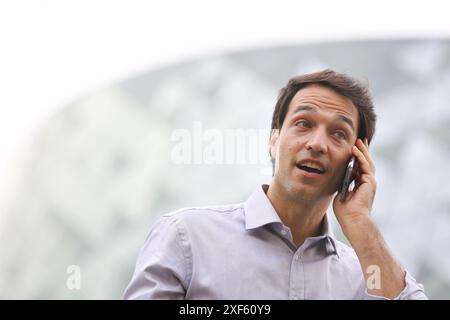 Business Mann mit Smartphone im Business Center. San Sebastian Technology Park. Donostia. Gipuzkoa. Baskenland. Spanien. Stockfoto