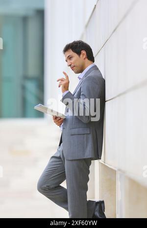 Geschäftsmann mit Tablet-PC im Businesscenter. San Sebastian Technologiepark. Donostia. Gipuzkoa. Baskisches Land. Spanien. Stockfoto