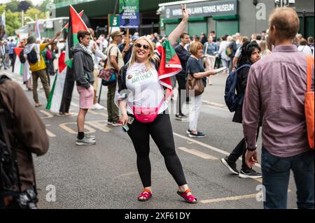 London, Großbritannien. Juli 2024. Die unabhängige Kandidatin für Wimbledon Amy Lynch tritt bei der Demonstration bei. Pro-palästinensische Aktivisten fordern Wimbledon auf, Barclays wegen der finanziellen Beziehungen des Unternehmens zu Israel „fallen zu lassen“. (Foto: David Tramontan/SOPA Images/SIPA USA) Credit: SIPA USA/Alamy Live News Stockfoto