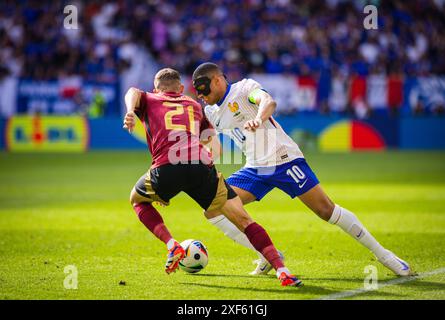 Düsseldorf, Deutschland. Juli 2024. Kylian Mbappe (FRA) Timothy Castagne (BEL) France - Belgium France - Belgien 01.07.2024 Credit: Moritz Muller/Alamy Live News Stockfoto