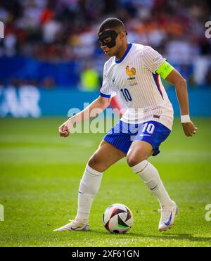 Düsseldorf, Deutschland. Juli 2024. Kylian Mbappe (FRA) mit Gesichtsmaske Frankreich - Belgien Frankreich - Belgien 01.07.2024 Credit: Moritz Müller/Alamy Live News Stockfoto