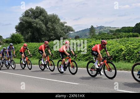 Tour de France 2024 Stage 3 von Piacenza nach Turin. INEOS Grenadiers Jonathan Castroviejo während des Rennens gefolgt von Micahl Kwiatowski Ben Turner und Laurens de Plus Credit: Peter Goding/Alamy Live News Stockfoto