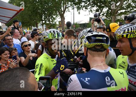 Tour de France 2024 Stage 3 von Piacenza nach Turin. Biniam Girmay (Intermarché - Wanty) gewinnt die Bühne in einem spektakulären Sprint-Finish, indem er Fernando Gaviria (Movistar Team) und Arnaud de Lie (Lotto-dstny) besiegt Stockfoto