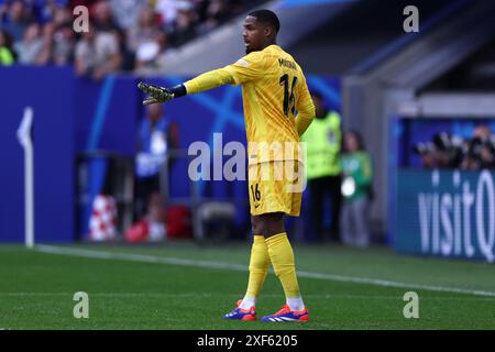Düsseldorf, Deutschland. Juli 2024. Mike Maignan aus Frankreich gibt beim Achtelfinale der UEFA Euro 2024 in der Arena Düsseldorf am 1. Juli 2024 in Düsseldorf Gesten. Quelle: Marco Canoniero/Alamy Live News Stockfoto
